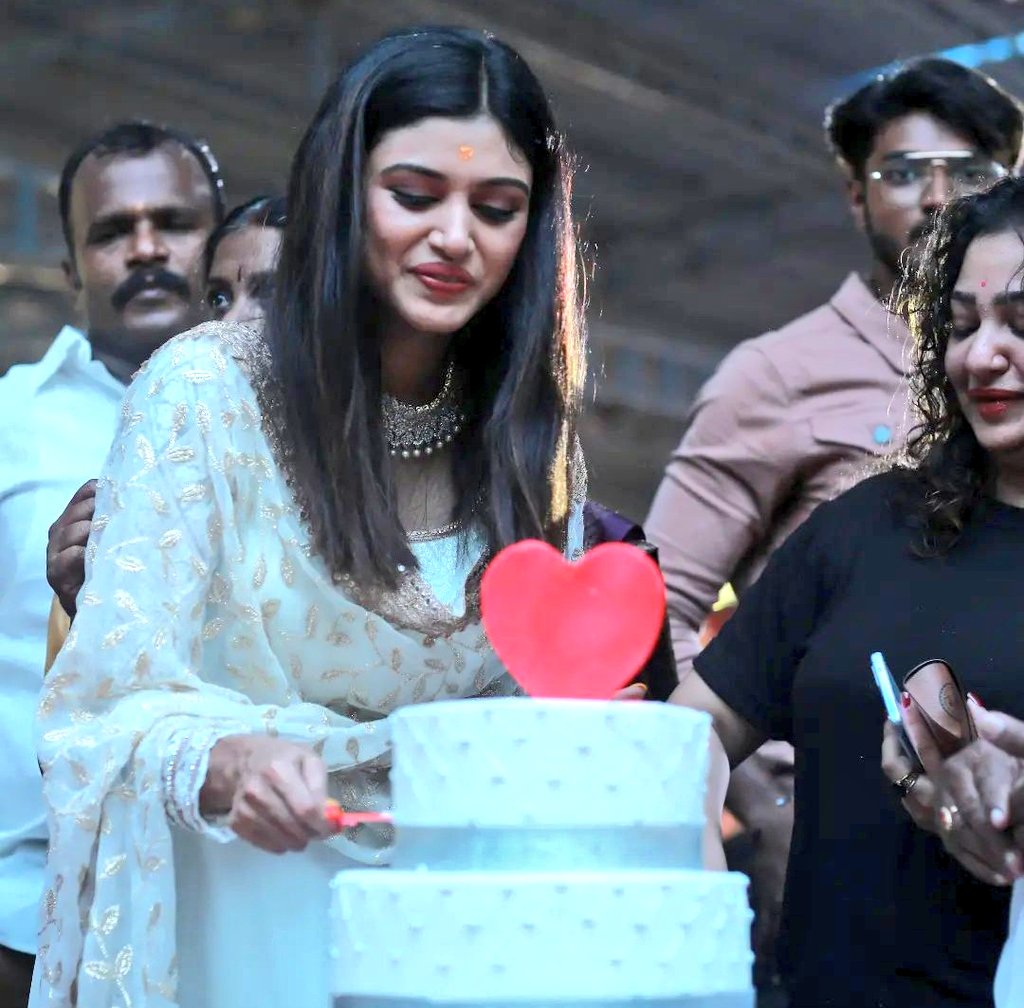 MrV_0912's tweet photo. Ada Ada enna azaghu 🤩😍 @OviyaaSweetz #Oviya #OviyaArmy https://t.co/9FHQ3zV1Vu