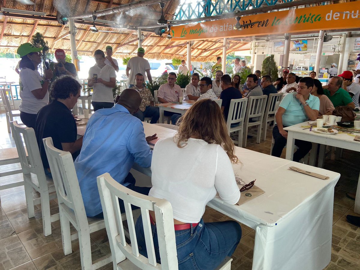 LuisGMurillo's tweet photo. Seguimos en la Vuelta al Caribe, llegamos al departamento del Magdalena donde dialogaremos con empresarios y la gente de a pie de esta importante región del país. L@s invito a acompañarnos en este recorrido y juntos demostremos qué #ElPoderEstaEnLasRegiones. https://t.co/Q46wscFCMF