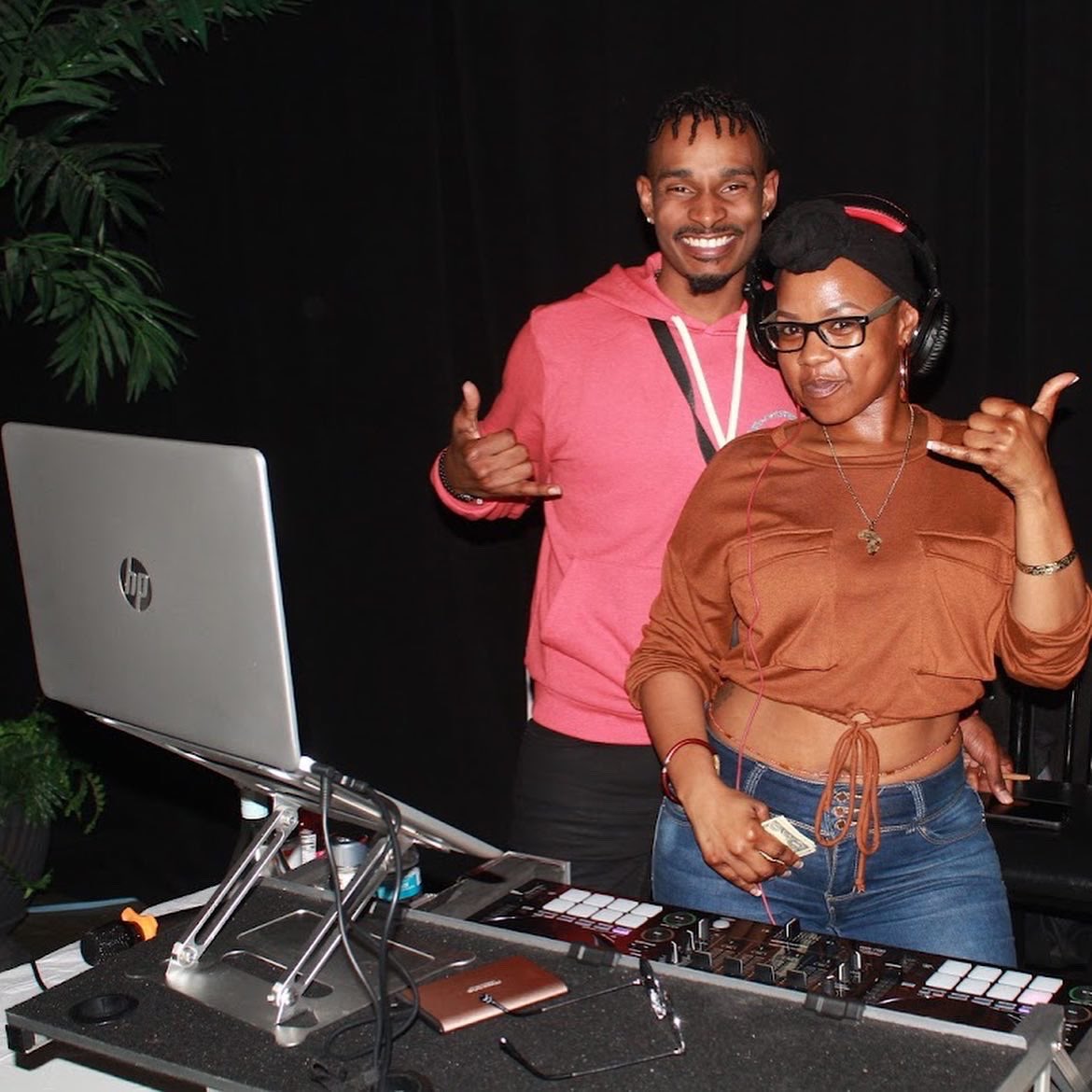 ax_sipN's tweet photo. Haha @djriccosavage teaching @SoulLitty how to DJ 🎧

#anatomyx #anatomyxsipandpaint #anatomyxsipnpaint #sipandpaint #sipnpaint #sipandpaint #paintnsip #paintandsip #paintandsipparty #sipandpaintatlanta #sipandpaintparty https://t.co/kgHfWj9rN6