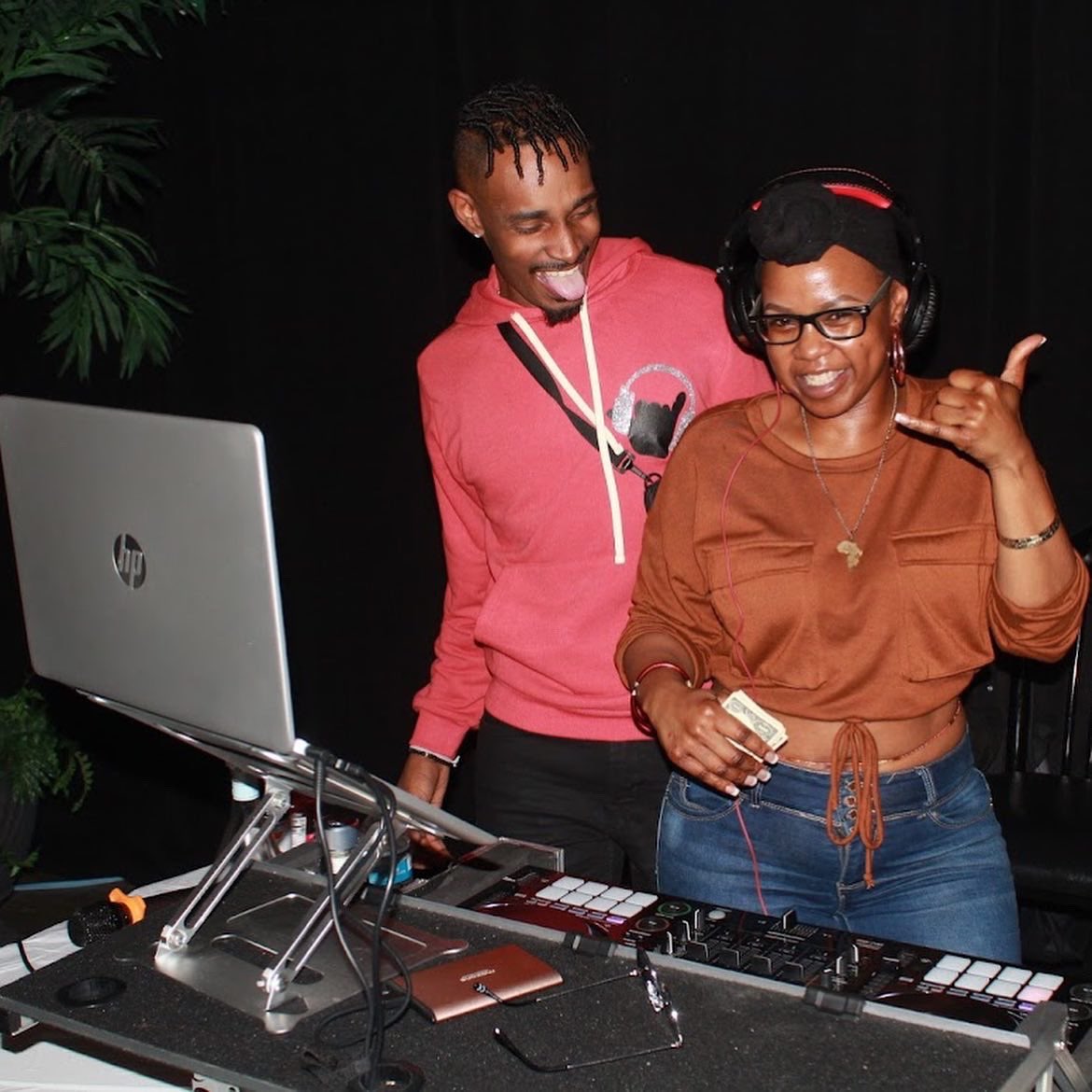 ax_sipN's tweet photo. Haha @djriccosavage teaching @SoulLitty how to DJ 🎧

#anatomyx #anatomyxsipandpaint #anatomyxsipnpaint #sipandpaint #sipnpaint #sipandpaint #paintnsip #paintandsip #paintandsipparty #sipandpaintatlanta #sipandpaintparty https://t.co/kgHfWj9rN6