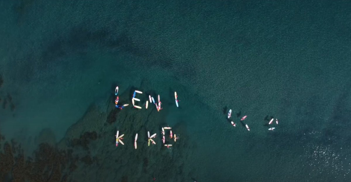manilabulletin's tweet photo. SURFERS FOR LENI-KIKO

LOOK: Kakampink surfers in San Juan, La Union took to the sea their support for the Leni-Kiko tandem in the "Paddle Out" surfing event on Saturday morning, April 30. (📸: Mike Eijan Santos, Arturo Dedace) https://t.co/775vYWiimK