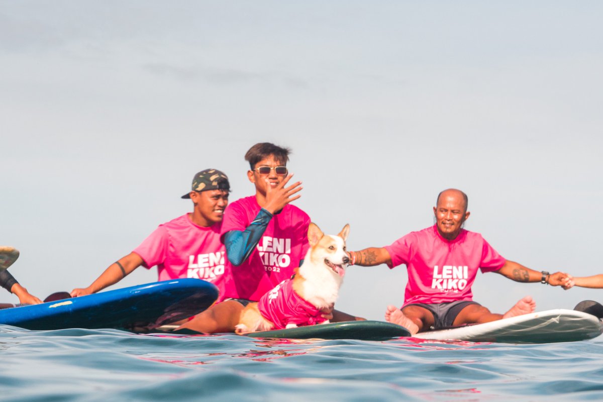 manilabulletin's tweet photo. SURFERS FOR LENI-KIKO

LOOK: Kakampink surfers in San Juan, La Union took to the sea their support for the Leni-Kiko tandem in the "Paddle Out" surfing event on Saturday morning, April 30. (📸: Mike Eijan Santos, Arturo Dedace) https://t.co/775vYWiimK