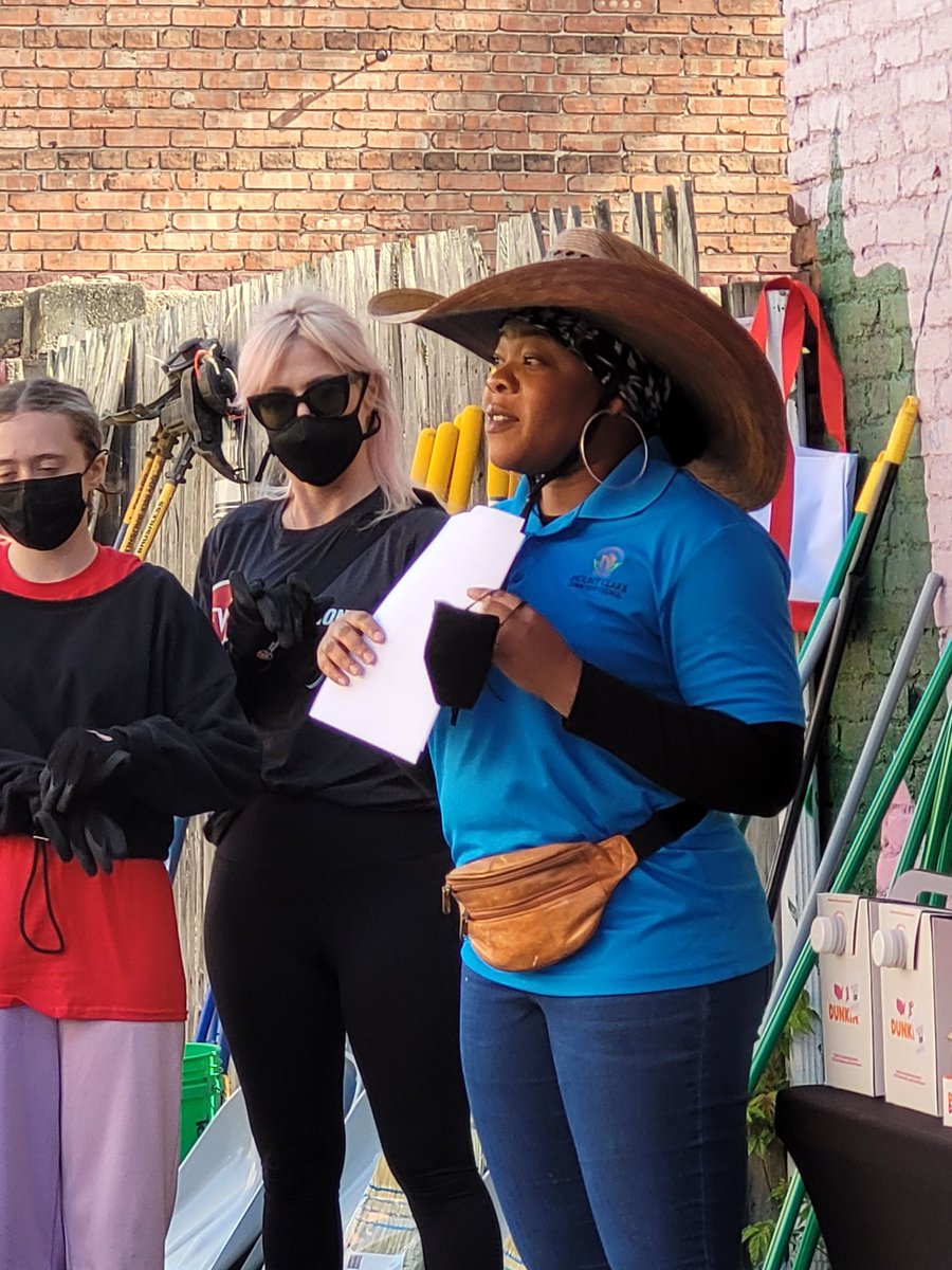 BaltimoreDPW's tweet photo. @MayorBMScott's Spring Cleanup/Day of Service is underway in Southwest Baltimore's Mt. Clare neighborhood!Share your #bmorecleanup2022 pics! https://t.co/cARDaTNcM2