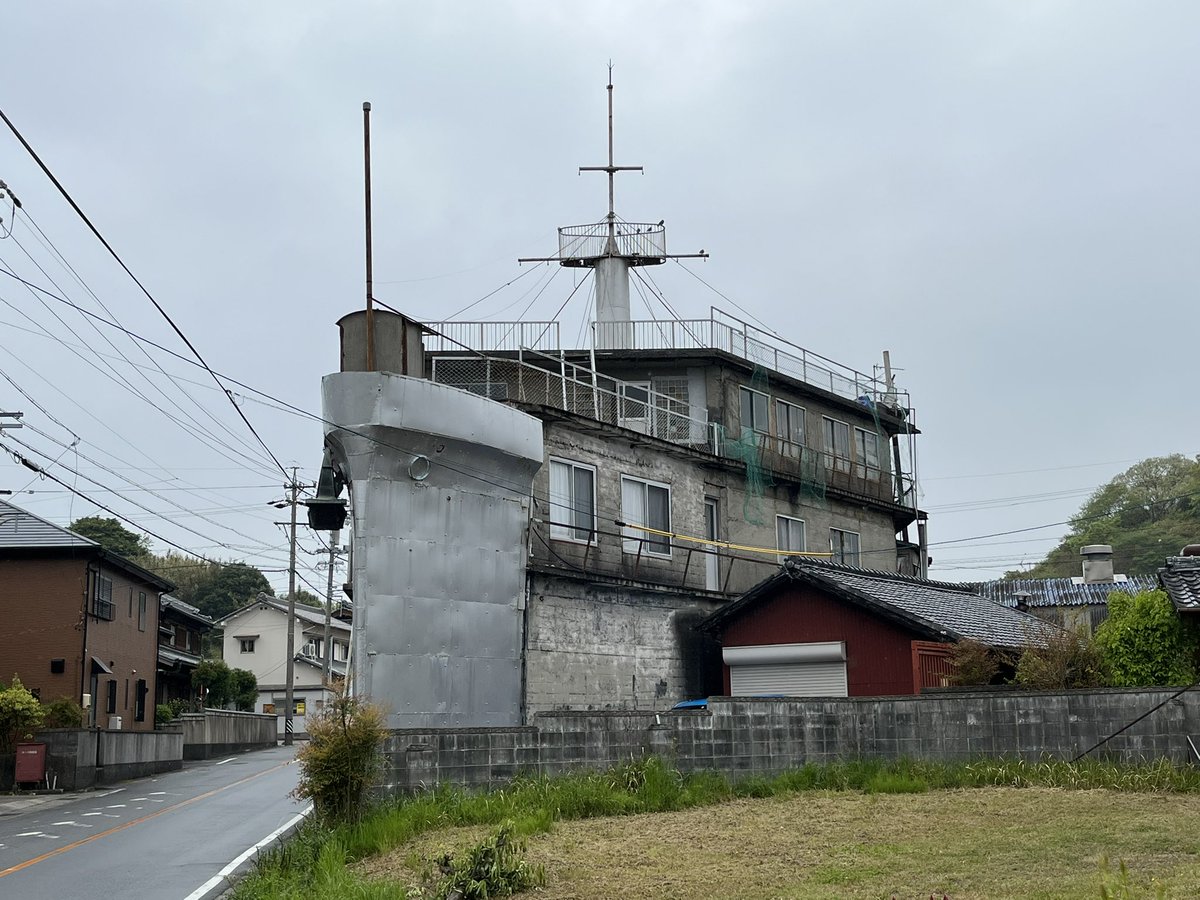 tmkhnm1986's tweet photo. 常滑の #在野の建築
船の家。
段階的な増築によって複雑な構成となっているが三角形の敷地に合わせて鋭角部を船首のモチーフとすることで全体が船のような威容にまとまっている。
ご丁寧に錨までぶら下げている。
その下の外階段、なんと折り畳み式の収納型ディテール。
#素晴らしきかな外階段の世界 https://t.co/cjGBQC8hVL