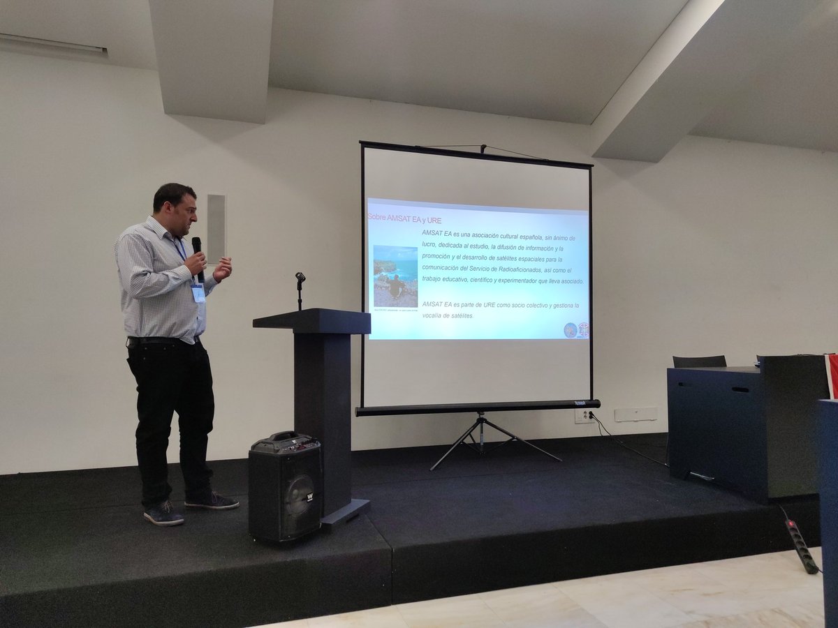 ure_es's tweet photo. @ea4gqs comienza la presentación del proyecto #uresat-1 https://t.co/VSExCsMYki