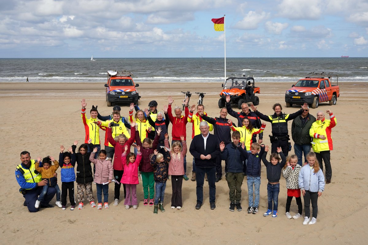 Op 1 mei start in heel Nederland het buitenzwemseizoen. Vandaag werd op Scheveningen de seizoensaftrap gegeven. Burgemeester <a href="/jan_vanzanen/">Jan van Zanen</a>  hees samen met lifeguards van de <a href="/VRH_Haaglanden/">Veiligheidsregio Haaglanden</a>  en <a href="/RBDenHaag/">Reddingsbrigade Den Haag (DHG)</a> voor het eerst de geel-rode vlag dit seizoen. haaglandenveilig.nl/nieuws/start-v…