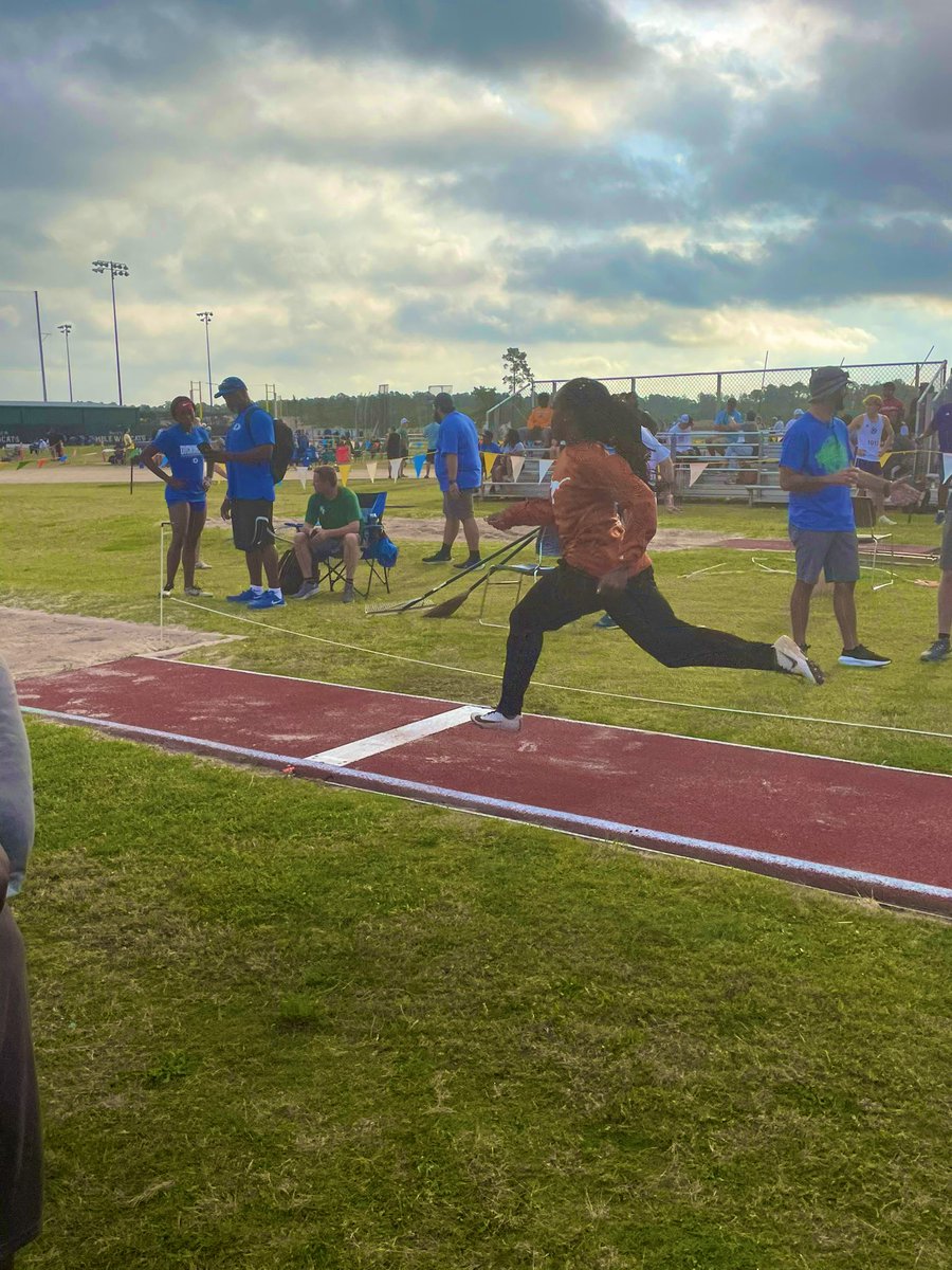 Beautiful Saturday morning for some Regional Long Jumping for Natalie!! Let’s get it Nat!! 🤘🤘#DobiePride