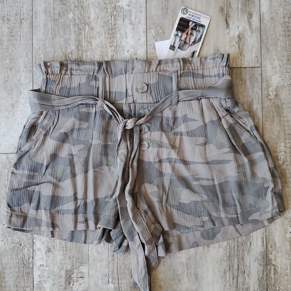 map2271's tweet photo. So good I had to share! Check out all the items I'm loving on @Poshmarkapp from @shopeunoia #poshmark #fashion #style #shopmycloset #loft #starbucks #rewash: https://t.co/Kh86uWLgJj https://t.co/V98KXfH8mB