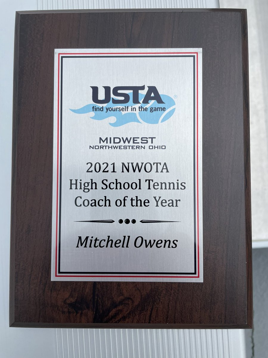 BHSGoldenBears's tweet photo. @BHSTennisTeams
Congrats to @mitchellsowens for receiving the USTA Northwest Ohio Coach of the Year Award for 2021 today from USTA NW Ohio Coordinator Liz Moulton. #BryanBuilt #DMGB #GOldenBEARS
#TennisFamily #BryanPride https://t.co/zVhh30zqgO