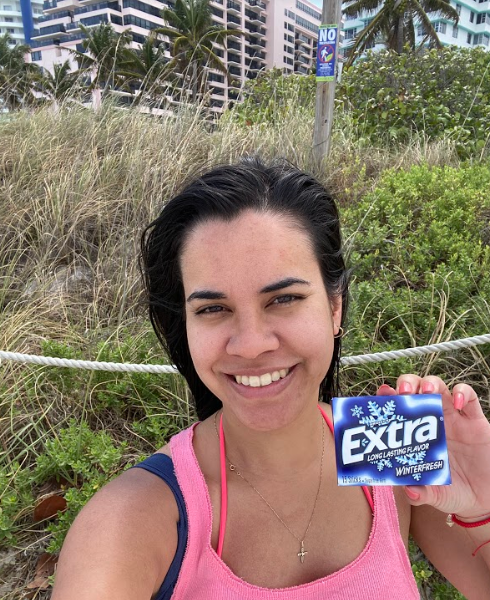 Arianna1305's tweet photo. Before I sneak that kiss, Extra is my best friend #ChewItBeforeYouDoIt #Sweeps @extragum https://t.co/kg04FJa0mR