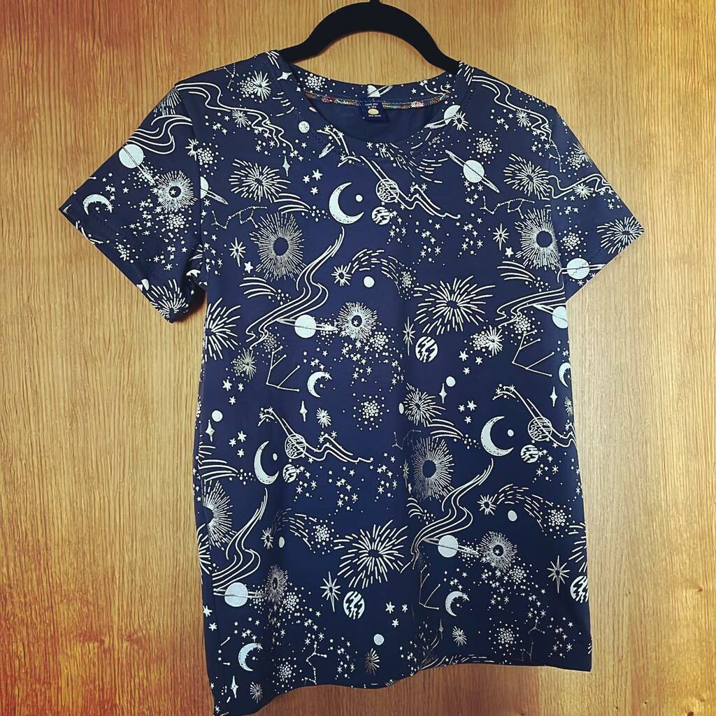 craftyguider's tweet photo. And then there were two. I bought this foiled and printed cotton jersey from a @sewhayleyjane outlet sale. It was originally going to be for me, but eldest kept eyeing it up so last night I caved and made a @tillybuttons #SewingTabitha for her from the #… https://t.co/L8nACqPqgk https://t.co/bJgX7Yvl36