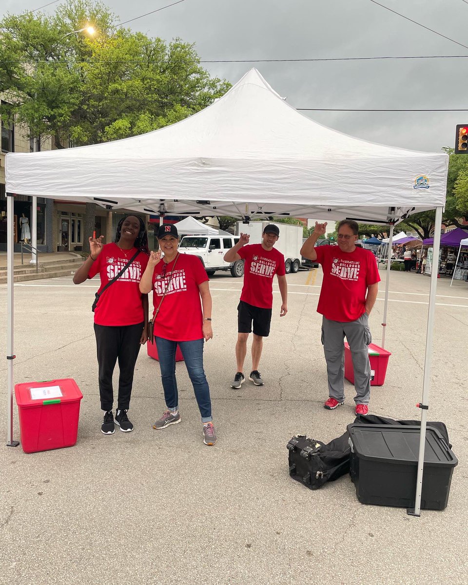 Navarro_VB's tweet photo. Community Service Saturday!
Happy #derrickdays in #Corsicana
We were able to help set up and navigate traffic for the largest event in Corsicana happening today!!
#itsagreatday2beabulldog #NJCAAVB #communityservice #Bulldoglife #Navarrocollege https://t.co/WobyvtGsiu