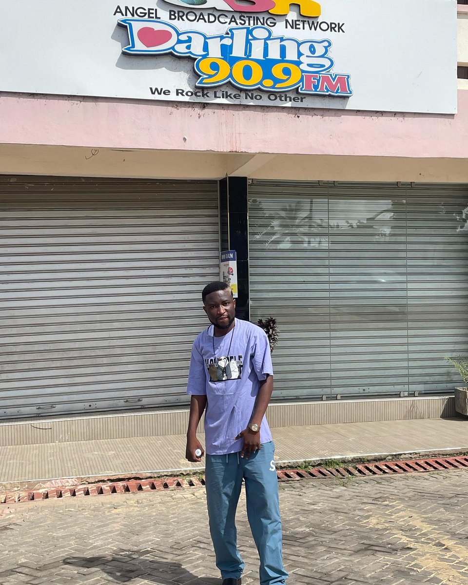 kasareofficial's tweet photo. Darling FM weβre here! #KasareInYourRegion radio tour. #BasaBasa
@CoolSoundsZone
#Kasare #KasareOfficial #Woara #Afrobeats #GhanaMusic #CoolSoundsZone https://t.co/IXnHOw0Gv4