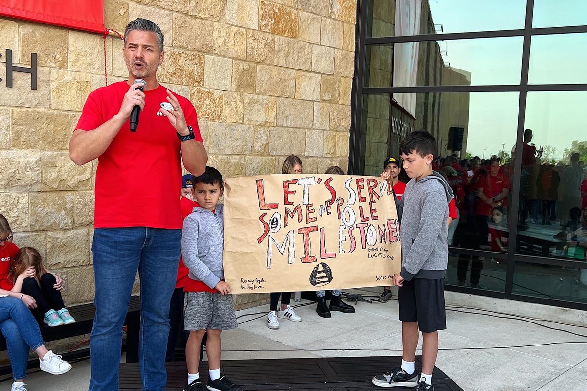 jeff_little's tweet image. We just sent out over 3700 volunteers into our community to serve people and be the hands and feet of Jesus. Clearing code violations, painting, donating toiletries to the homeless in our area—all in an effort to serve the ONE. Believing God for an impactful day!!