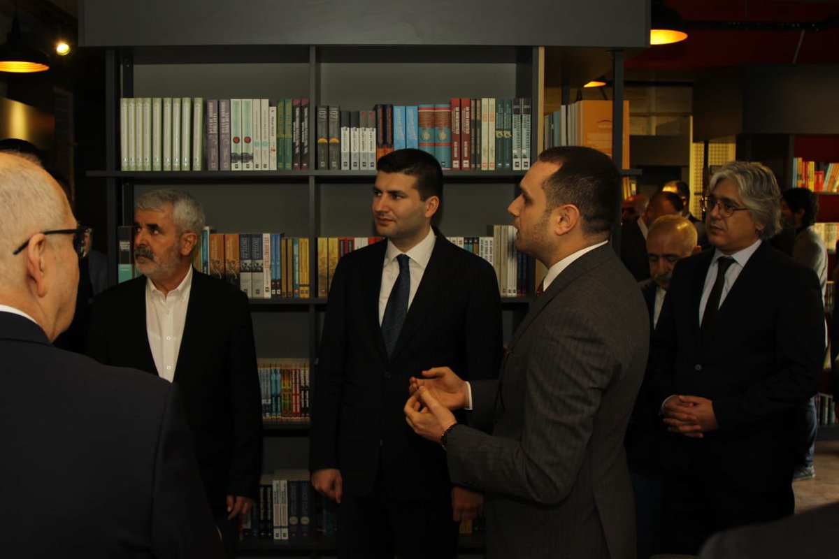 Liderimiz Sayın Devlet Bahçeli Beyefendi'nin ’’Kutadgu Bilig’’ olarak adını verdiği Ülkü Ocakları Eskişehir İl Başkanlığımızın yaptığı kitabevi-kitap/kahve'nin açılışını gerçekleştirdik. 

Emeği geçen ülküdaşlarımıza teşekkür ediyorum. 

Türk gençliğine hayırlı, uğurlu olsun.🇹🇷