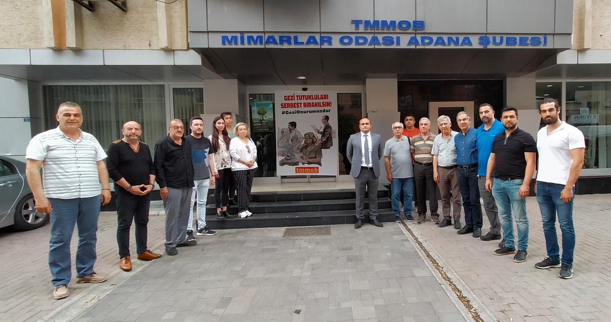 Gezi davasında verilen hukuksuz karar ile tutuklanan meslektaşlarımız için TMMOB'nin başlattığı ADALET NÖBETİ'ne Mimarlar Odası Adana Şubesi olarak destek veren üyelerimize teşekkür ederiz.