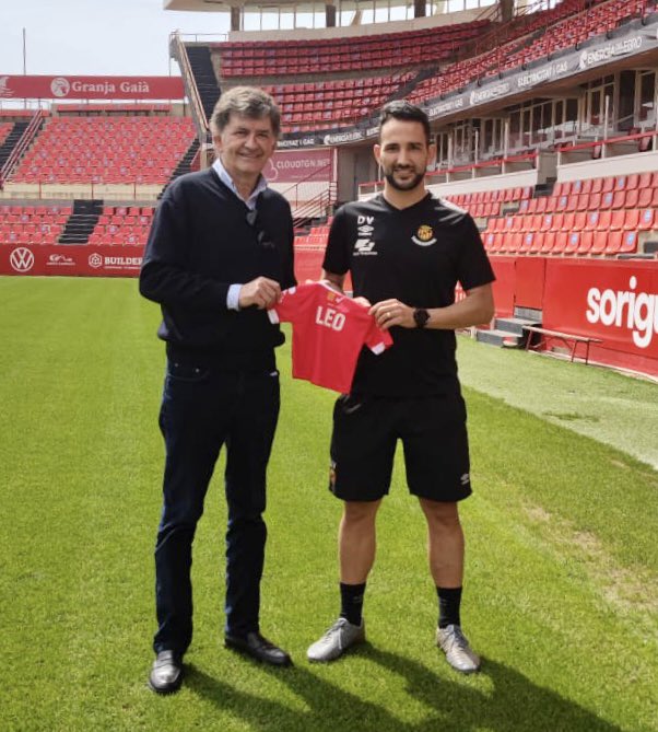 NASTICTARRAGONA's tweet photo. 👕 Leo Vidal ja té la samarreta del Nàstic‼️ 

👼🏼 El president, Josep Maria Andreu, ha entregat l’equipació de nadó al pare i 2n entrenador grana, @Daniel_vi_go 

#TocaNàstic https://t.co/oTikUuZPhj