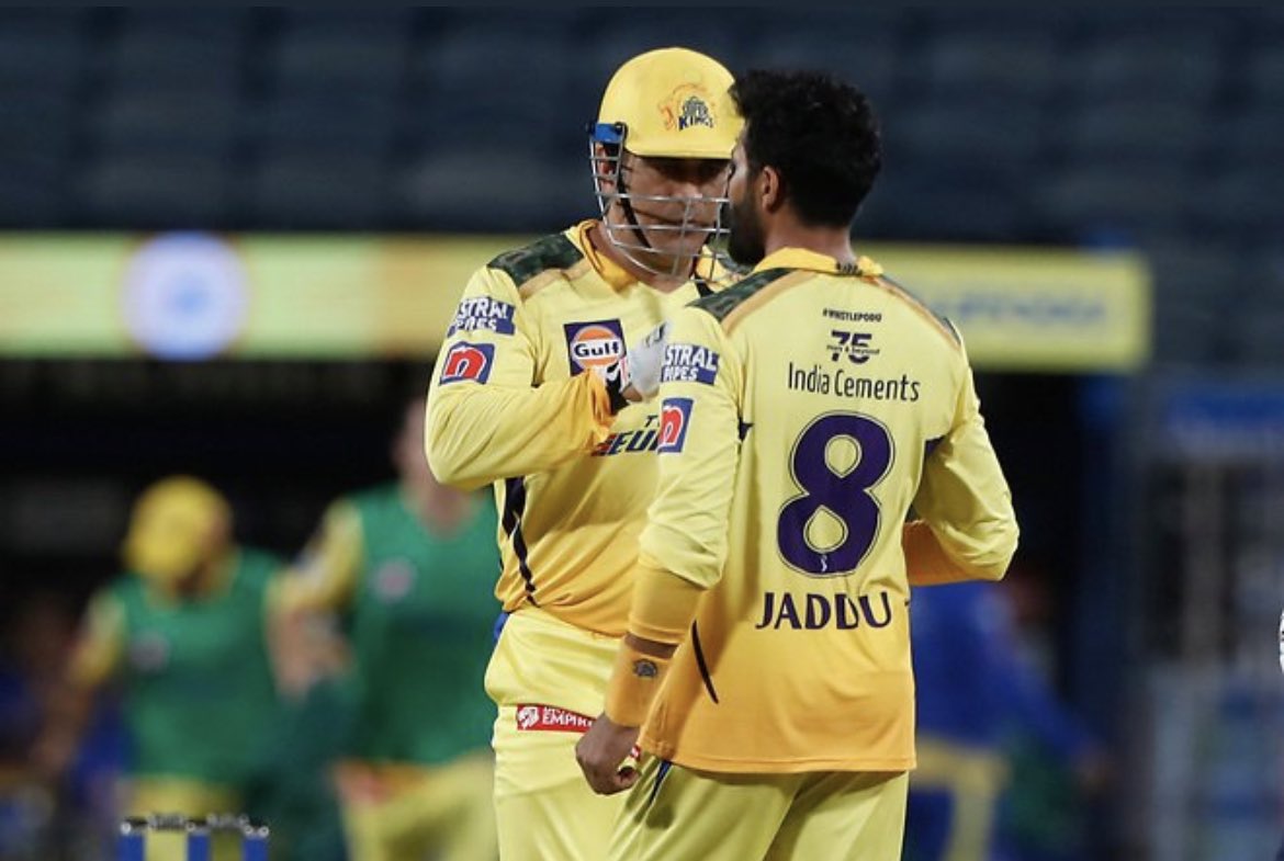 SandeepPandeyWM's tweet photo. #CSK𓃬 की जिम्मेदारी एक बार फिर धोनी के कन्धों पर.., शायद आगे बढ़ने का समय था ! @imjadeja #DhoniIsBack https://t.co/Yb0hoZXPNf