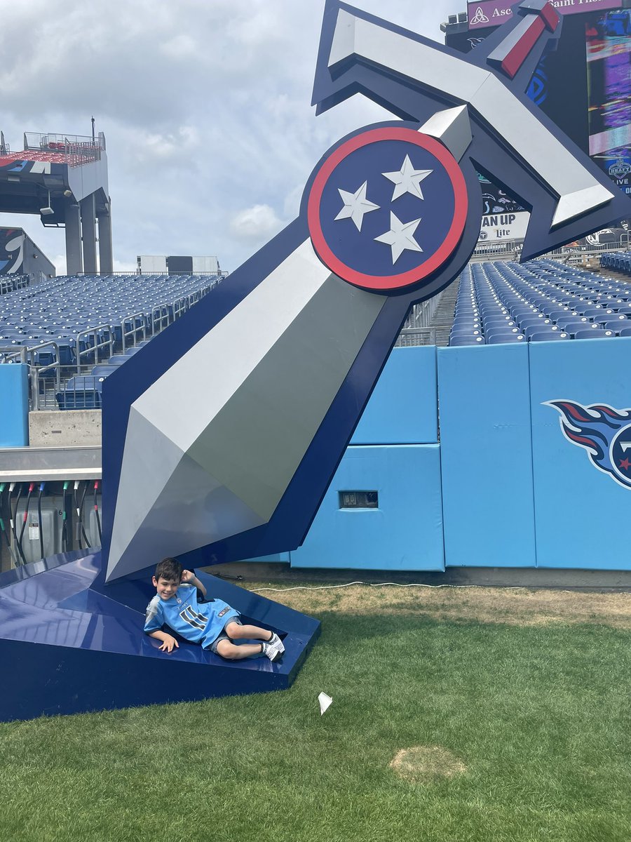 KellyRoach13827's tweet photo. Having fun with little man at Nissan Stadium! Titan Up! #Titans #TitansDraft @Titans @TitansKiltman https://t.co/Re1ubcLyth