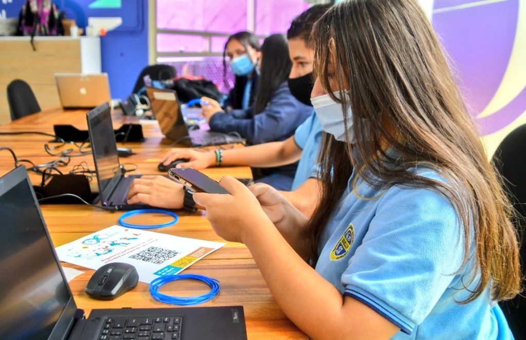 Sebastian_TIC's tweet image. Quedá demostrado que los Centros #ValleDelSoftware son epicentro de innovación y emprendimiento.

500 jóvenes participaron en 50 talleres de programación y robótica que realizados en el #ArduinoWeek, a la que nos sumamos con el liderazgo del
@IUPascualBravo y la @AlcaldiadeMed🚀