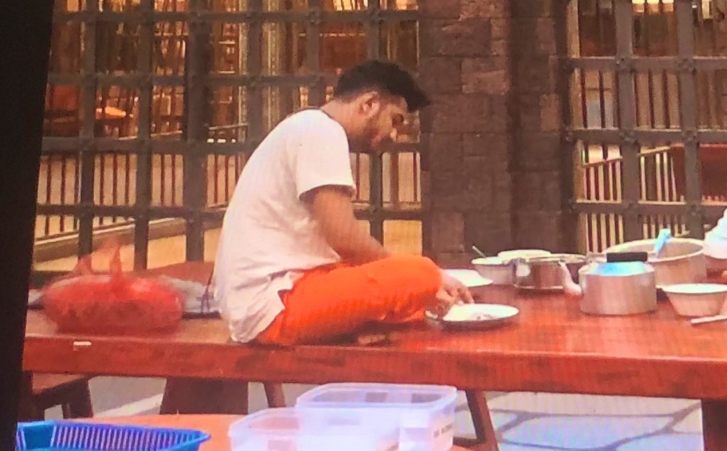 showscosmo's tweet photo. Nothing, just him eating his food and still giving better content then everyone combined 

MUNAWAR FOR THE WIN https://t.co/TAo616Iydl