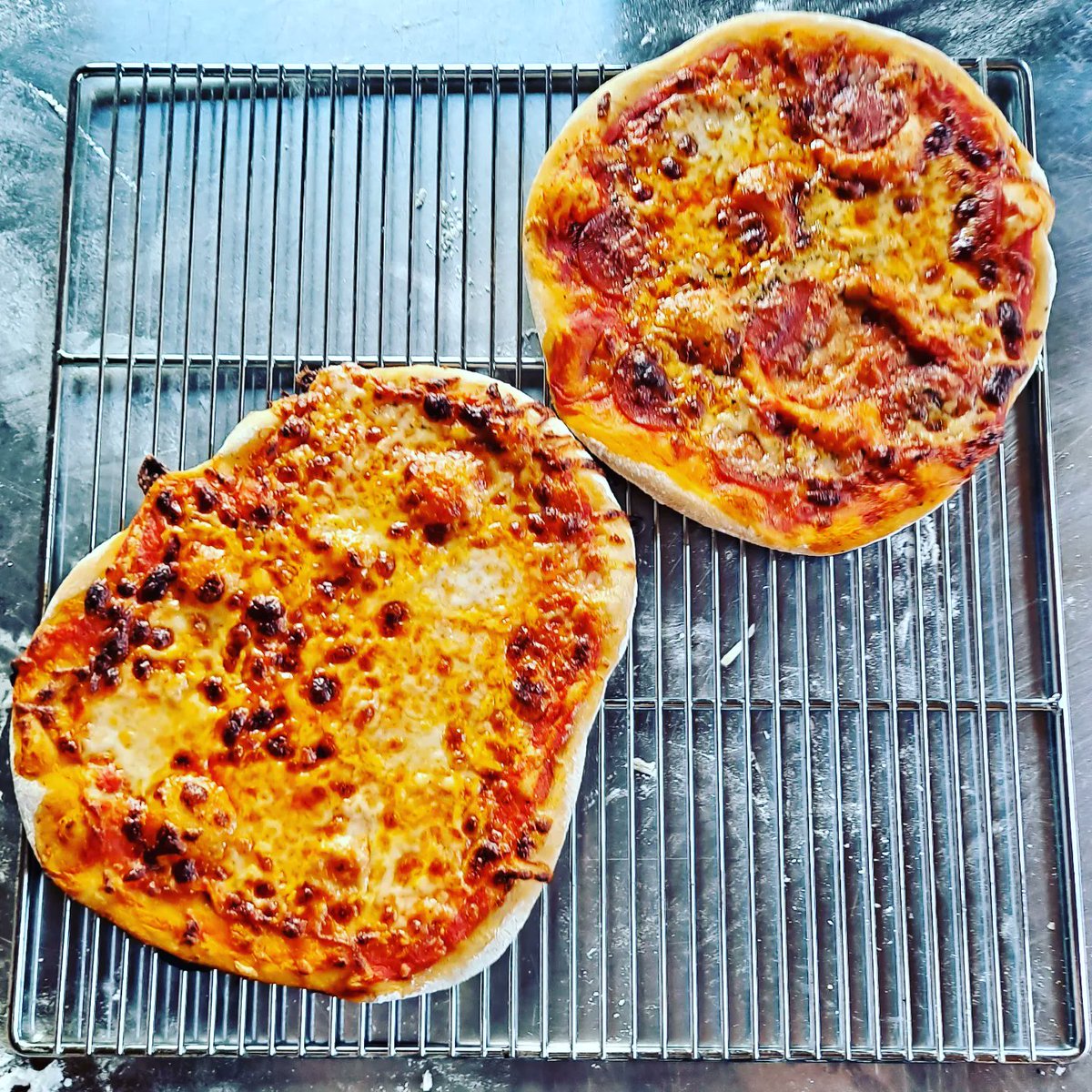 OMBExeter's tweet photo. This is a picture of some midweek pizza making with the kids ❤ 🍕
We make this brilliant recipe on my half taster day baking class and my Italian Baking Day - more dates will be added to my website soon 😊Floury fun 🙂🌞
#microbakerylife #InExeter #kidsthatcook #pizza #Exeter https://t.co/if2hkVIlEr