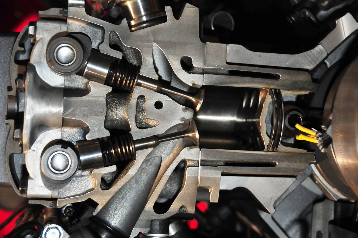 popsyosh34's tweet photo. #SeeThroughSaturday 
Honda NR750 RC40 Engine 🇯🇵7⃣5⃣0⃣🏁
#OvalPiston https://t.co/c2l56drJIF