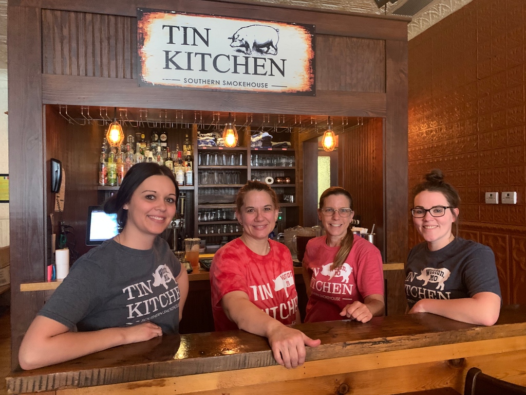 TinKitchenBBQ's tweet photo. Teamwork makes the dream work! And we love our TK team ❤️ 

#tinkitchenbbq #kcbbq #visitwestonmo  #seeyouinweston #downtownweston #westonmissouri #westonproud #teamtk #tkproud #bbqribs https://t.co/n8aeZdmDly