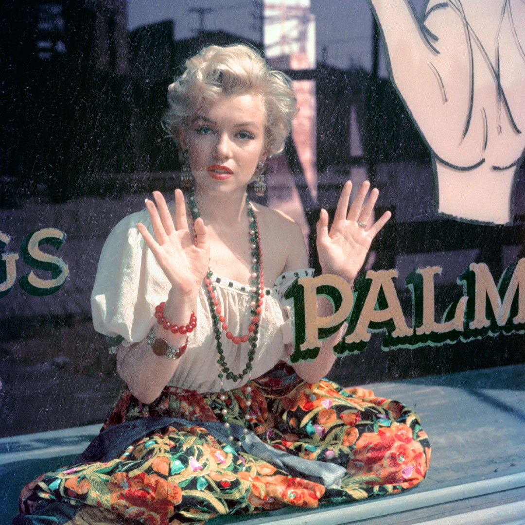 MarilynMonroe's tweet photo. This photo session was shot in three different environments: on the stairwell inside the shop, on the windowsill from the inside looking out and from the street looking in through the window. 

📸: #MiltonHGreene⁣

#MarilynMonroe #PalmReader #Photoshoot #Session #Model #Icon https://t.co/1mZlkXiGKj