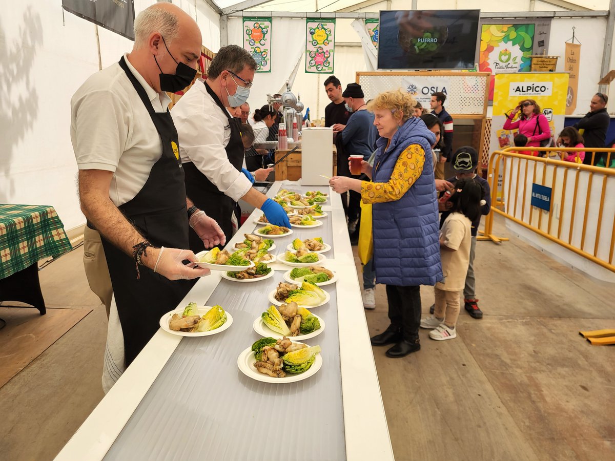 📸Las fotos hablan por sí solas: gran acogida de nuestras #alitas de #pollo y #embutidos curados #Alpico😋¡1.000 raciones de #degustación servidas!
🙌🏽¡Gracias <a href="/FiestasVerdura/">Fiestas de la Verdura</a> y #OrdenDelVolatín por hacerlo posible! 
#HoyComemosconUvesa #Tudela #Navarra #uvesa #uvesatecuida