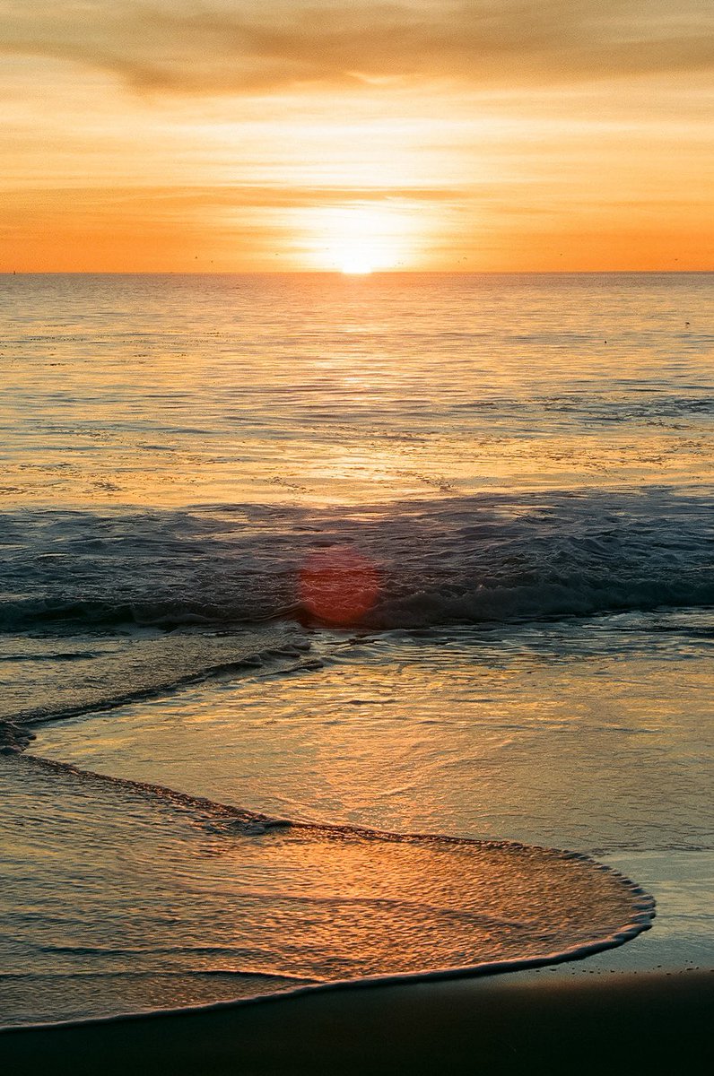 Wetfeetphoto's tweet photo. GM
Sunrise, sunset and a sliver moon rise
.
Ex Fuji 200
Canon 1N https://t.co/SlWn2SMGCH