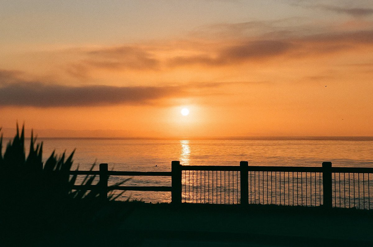 Wetfeetphoto's tweet photo. GM
Sunrise, sunset and a sliver moon rise
.
Ex Fuji 200
Canon 1N https://t.co/SlWn2SMGCH
