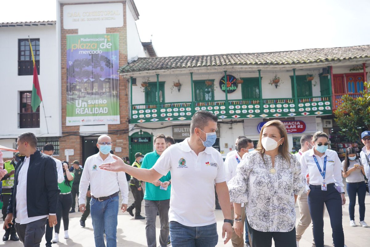Ministerio_TIC's tweet photo. #AntioquiaConectado | La ministra @CarmenLigiaV junto a @Vicmunro y @Nicolas_TorresB visitan @LaCejadelTambo y la feria de emprendedores @descubrelaceja para promover los beneficios de la estrategia #VendeDigital. https://t.co/m9vvITqK7N