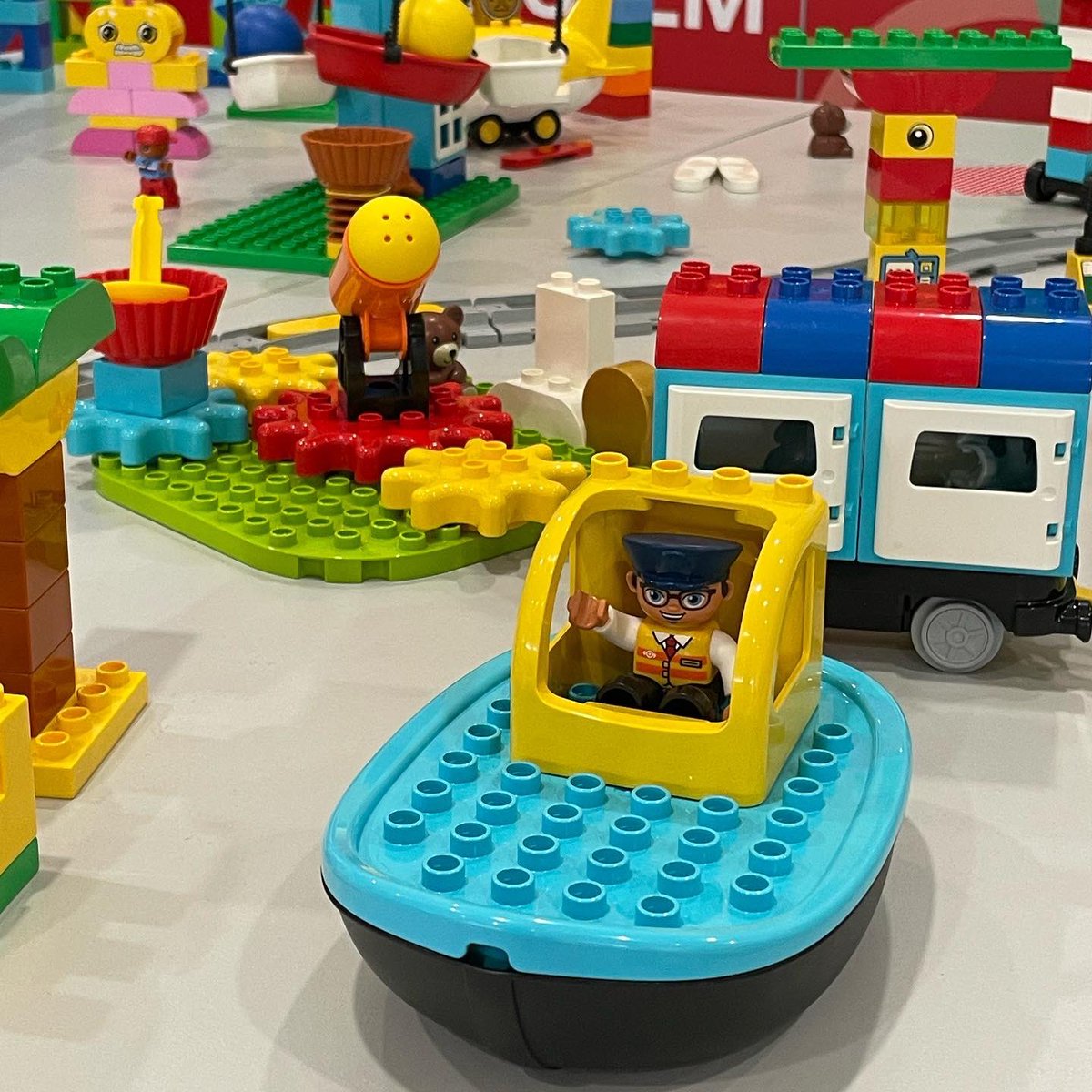 PlayEarly's tweet photo. ☺️The 4th day is over and let’s keep in mind a phrase by @SuzanneAxelsson’ s speech: “Play is the brain’s way to adapt to a complex world”! 

Thank you for the great moments! Until next time… #playonathens https://t.co/j4G1SJiMby