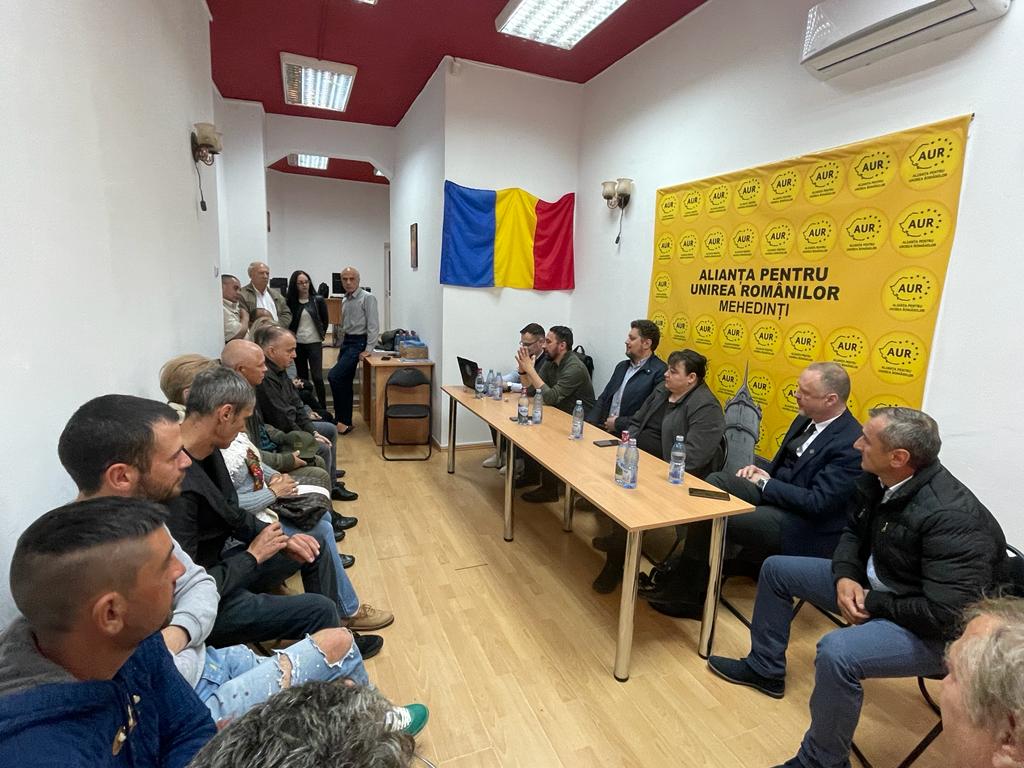 Claudiu_Tarziu's tweet photo. Our strength lies in those people who share our values & principles, in those who sincerely believe in our project & vision for Romania🇷🇴!
@partidulaur - today, in #Drobeta-Turnu Severin.
#Patriots
#Conservatives
#ConservativeValues https://t.co/4I2DJnqAvN