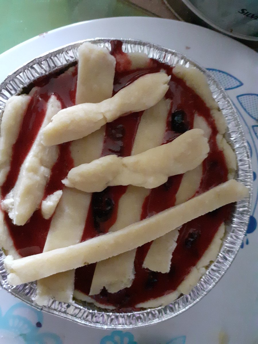 TammaJaOri's tweet photo. @SimplySteffen @Skadijs Nich so schön, weil kein Nudelholz da is, aber hauptsache, es schmeckt #CoCooking https://t.co/iVJoPKvBEP