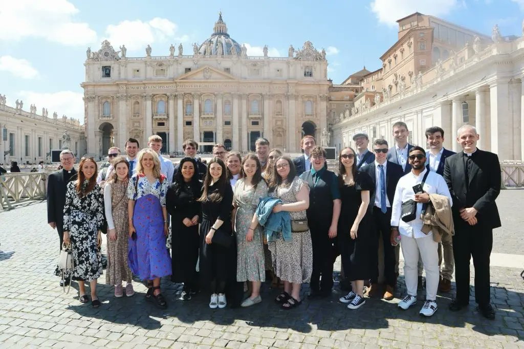 AnnaMurray0909's tweet photo. Building a culture of encounter in the service of God’s kingdom is ... not simply about seeing, but looking; it is not about hearing, but listening; it is not about just meeting or passing people by, but stopping to engage with them about the things that really matter @Pontifex https://t.co/h3Vtr5mCOi