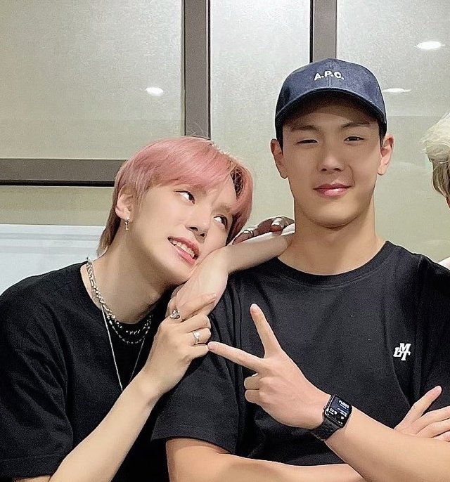 247Monbebe's tweet photo. Quem também está igual o Minhyuk depois dessa aparição do Shownu? 🥹

Monbebe vencendo mais um dia 💜 https://t.co/TAXf9WKN4t