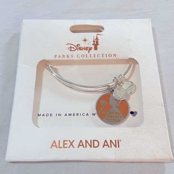 Smg4389's tweet photo. So good I had to share! Check out all the items I'm loving on @Poshmarkapp #poshmark #fashion #style #shopmycloset #alexandani #raedunn: https://t.co/7QcEwvwyIY https://t.co/0xQK8tnL8W