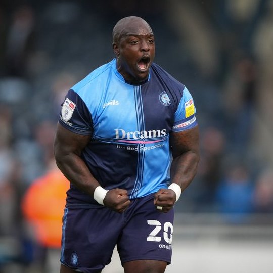 Última Divisão on X: Akinfenwa, o jogador mais forte do mundo, ia se  aposentar hoje. Mas o time dele, Wycombe, se classificou para os playoffs  da 3ª divisão inglesa. Então ele terá