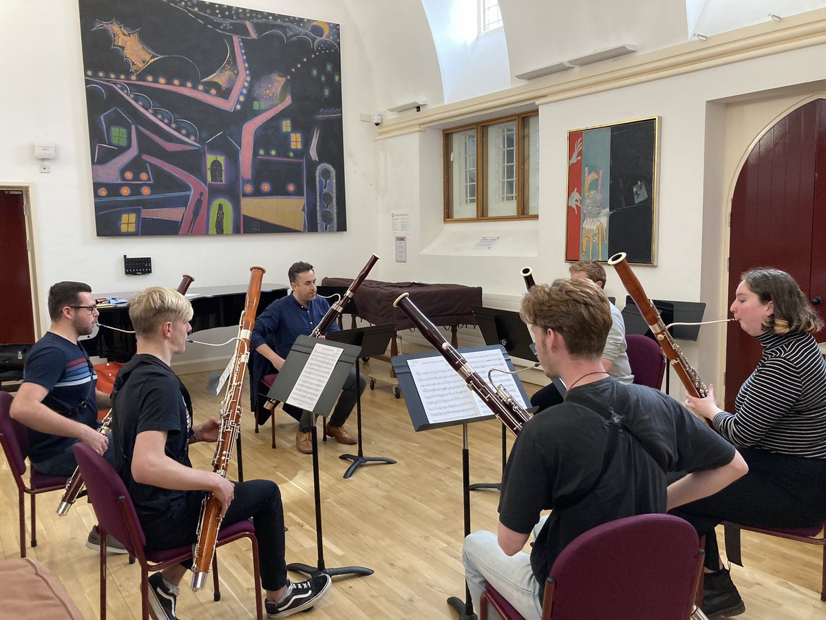 ChwythbrennauCB's tweet photo. Diwrnod cyntaf o’n dosbarthiadau chwythbrennau @rpoonline yn @ColegCerddDrama . Heddiw gweithiodd ein cursiau dwbl gyda @Frasercontra a John Roberts, ac yfori byddwn yn croesawi Katherine Lacy a Jo Marsh. Rydym wrth ein bodd cael chi i gyd yma gyda ni! https://t.co/HJ7rNozNjk