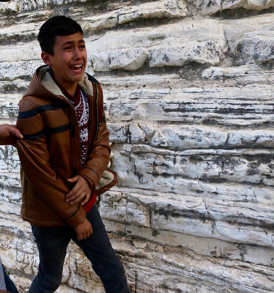 İşgalci İsrail askerleri, #MescidiAksa’ya baskın düzenlediği sırada bu Filistinli çocuğumuzu darp ederek kolunu kırdı.