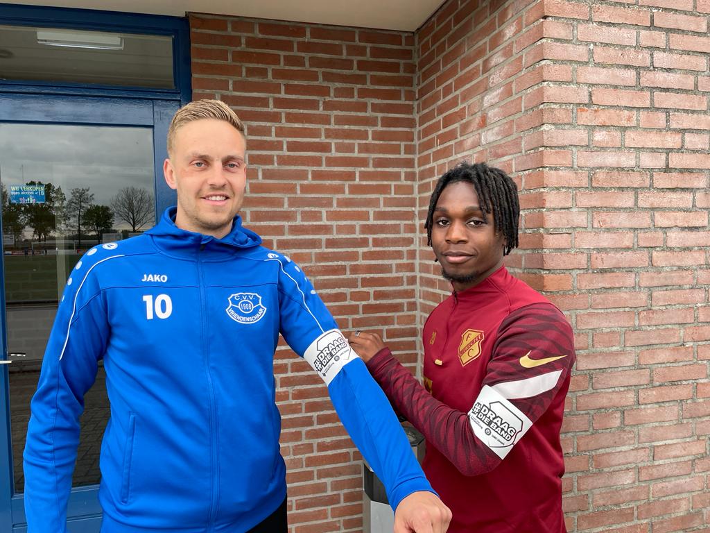 fcutrecht's tweet photo. 💪 Spelers en stafleden van FC Utrecht bezoeken vandaag verschillende 𝐏𝐚𝐫𝐭𝐧𝐞𝐫𝐜𝐥𝐮𝐛𝐬 𝐢𝐧 𝐝𝐞 𝐫𝐞𝐠𝐢𝐨, om aandacht te vragen voor het belang van het meten van je bloeddruk! ❤️

#draagdieband #vanuithethart #fcutrecht https://t.co/8K7D6fNNr4