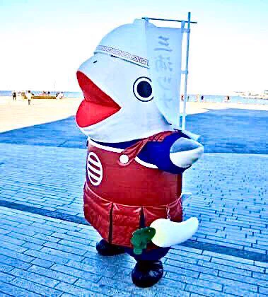 Miura Tunanosuke, a samurai tunafish with a noodle bowl on his head, is the mascot of Misaki Fishing Port in Japan. 