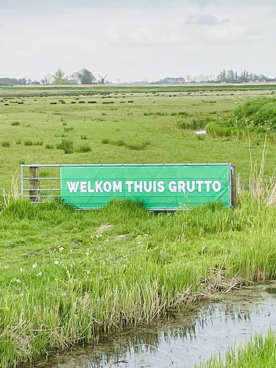 Dingen waar je tranen van krijgt… fietsend van Workum naar Sneek, omgeven door een kakofonie van vogelgeluiden, dit spandoek zien hangen. De lente is begonnen #welkomthuisgrutto