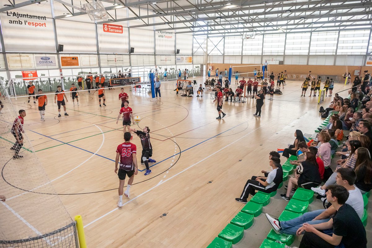 jordi_ballart's tweet photo. 🏐 El Poliesportiu de La Maurina acull la fase final del Campionat de Catalunya Júnior de Volei, amb la presència dels sis millors equips, inclòs el @CVTerrassa. Un gran esdeveniment que posa en relleu la diversitat i el gran nivell de l'esport de #Terrassa. Molta sort! https://t.co/pbfxuvAnJe