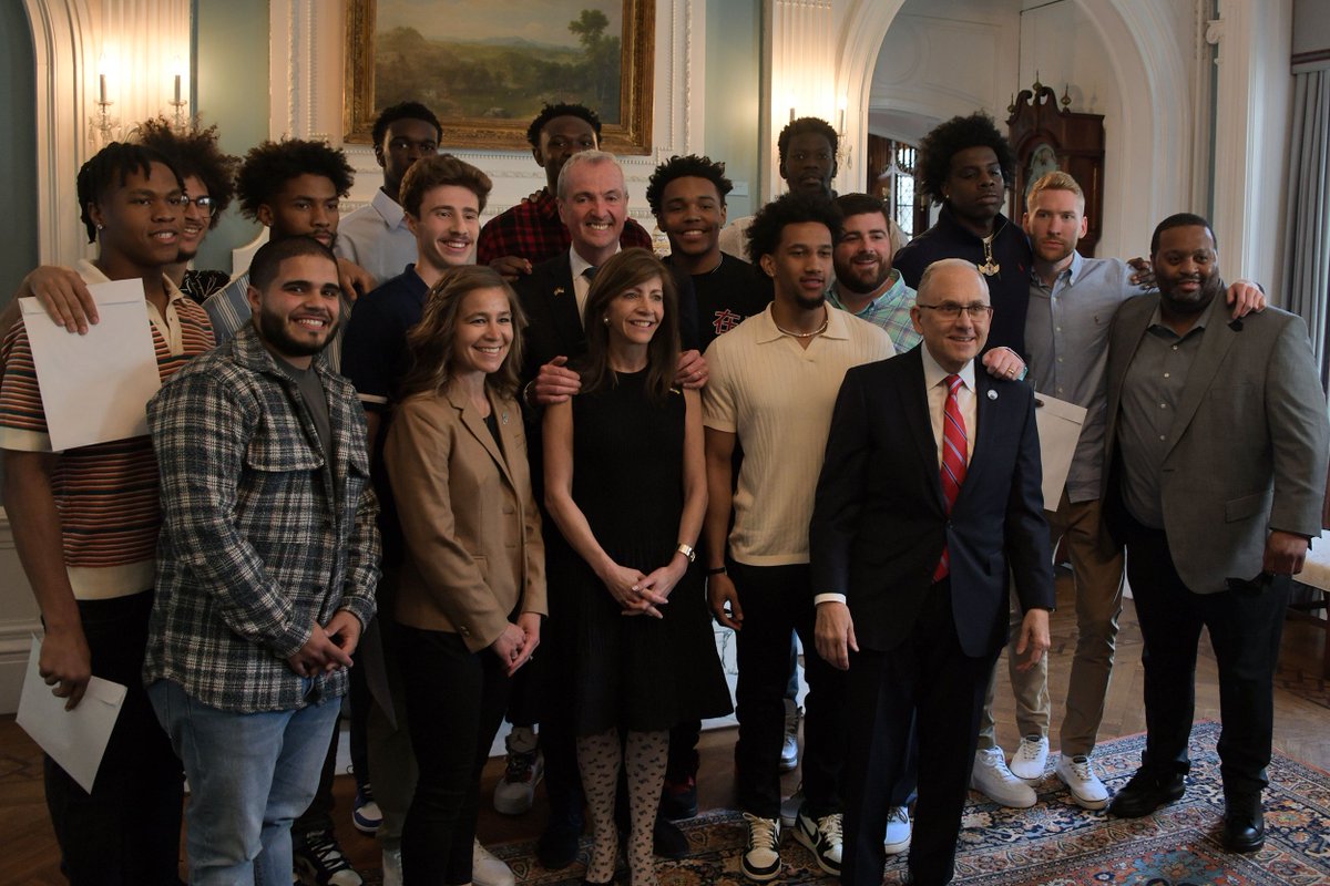 GovMurphy's tweet photo. With their incredible March Madness run, @PeacocksMBB showed the nation what it means to be from New Jersey.
Honored to welcome the team to @DrumthwacketNJ last night to celebrate their historic achievement! #JerseyProud https://t.co/9mx8Vyr4qd
