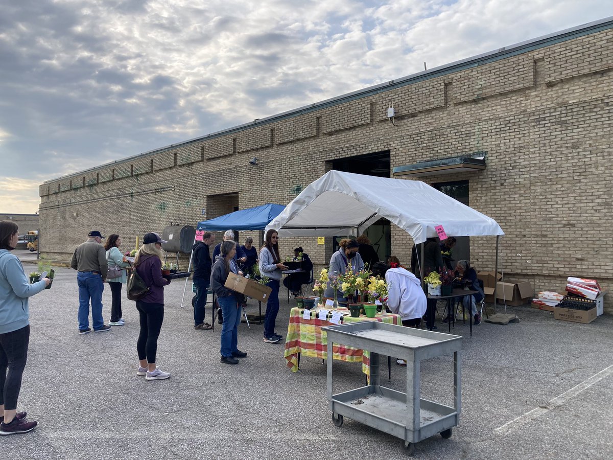 brianorussell's tweet photo. A beautiful day for the  annual plant sale at the Chesterfield Career and Technical Center. Students produced hundreds of plants and over 250 different species. Special thanks to Trista Grigsby for making this day a success. @MaclinChad @CCPSCTE @ccpsinfo https://t.co/bxc6jMXNFc