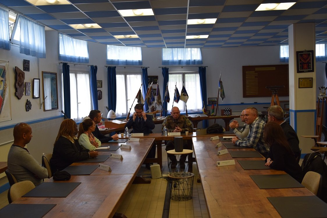 CDC_8eRMAT's tweet photo. Du 25 au 28/04, le @8eRMAT a reçu l’inspection de l’armée de terre aux ordres du GBR NIMSER. Une visite riche en rencontres qui a permis à l’IAT de mesurer l’appropriation des enjeux actuels par le régiment. #SoldatDeLaNation @armeedeterre @armeeszne @ComMaintFT https://t.co/bD14bn4JDG