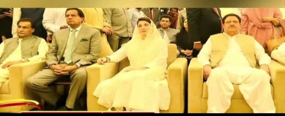 bzb__tweets's tweet photo. Malik itna khrcha kr hi rhe the to aik sofa safdar ko b de dete..stool pr betha hoa ha bechara.. 🌚 https://t.co/gItMtor71O